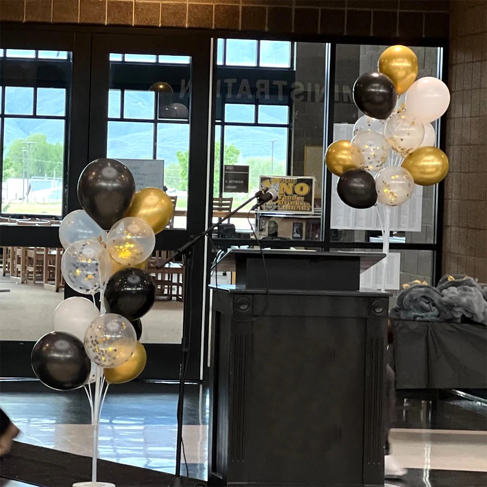 Präsentation von matten Latexballons in Gold- und Schwarz-Tönen auf einem Ständer.