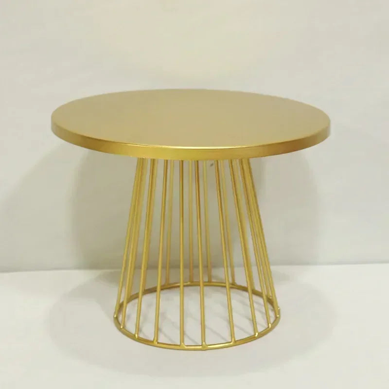 Rundes goldmetallisches Tortenständer mit zylindrischer Basis und vertikalen Lamellen.