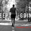 Un homme court sur un chemin pavé dans un parc, vu de dos, avec le texte KEEP GOING superposé.