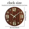 Reloj de pared redondo de madera con esfera marrón oscura y manecillas y números verde claro, mostrando la hora.