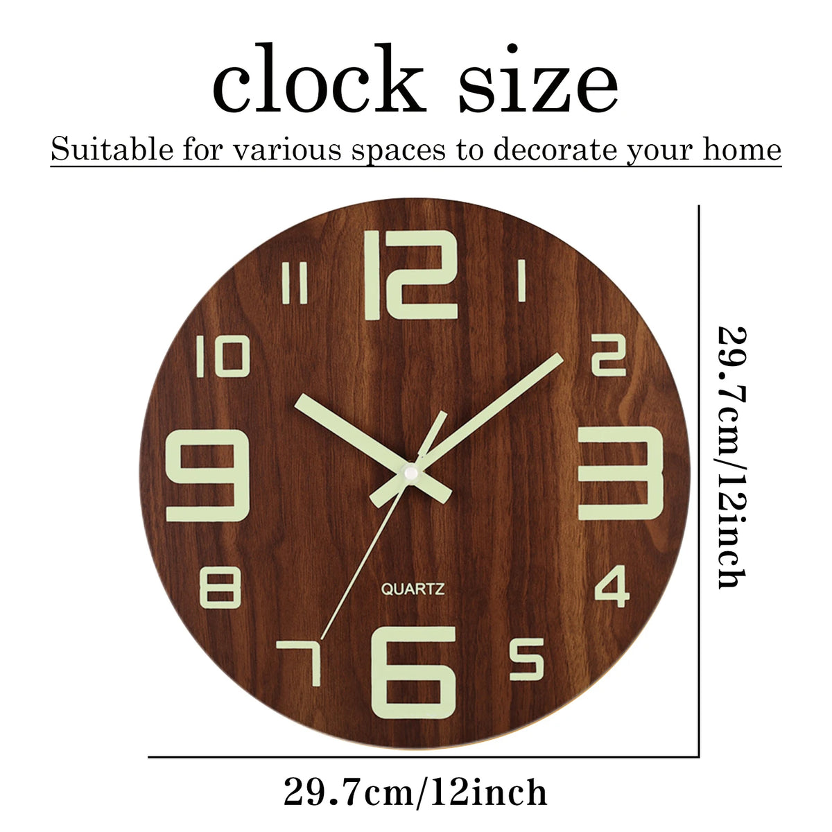 Reloj de pared redondo de madera con esfera marrón oscura y manecillas y números verde claro, mostrando la hora.