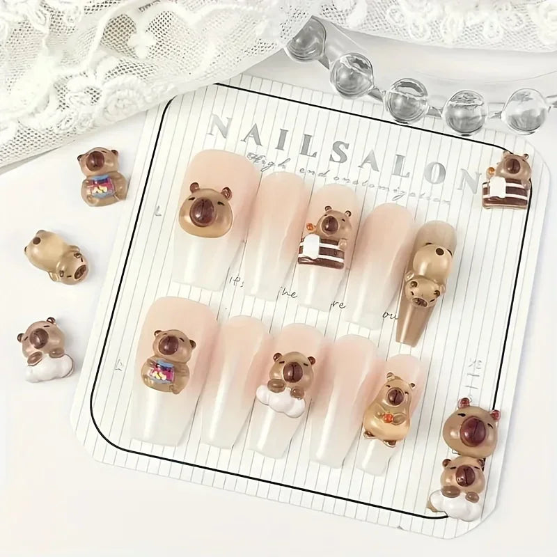 Darstellung gemischter Cartoon-Tier-Nageldekorationen, darunter Bären und andere Tiere, auf weißem Hintergrund.