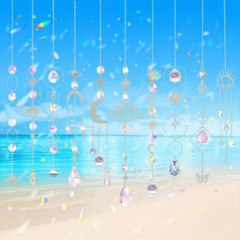 Colección de collares y colgantes de cristal colgando sobre un océano azul brillante y una playa de arena.