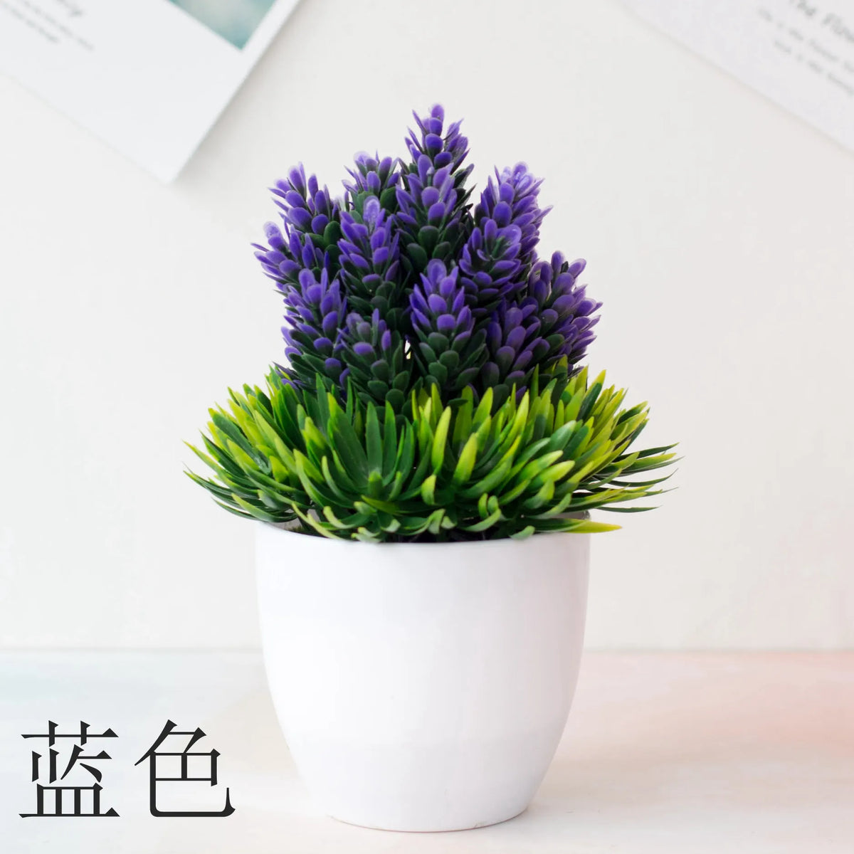 Un pot de bonsaï artificiel avec des fleurs violettes éclatantes et un feuillage vert vif.