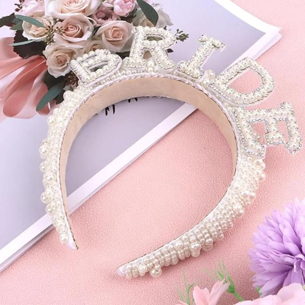 Un bandeau de mariée en cristaux de perle présenté sur un fond rose avec des accents floraux.