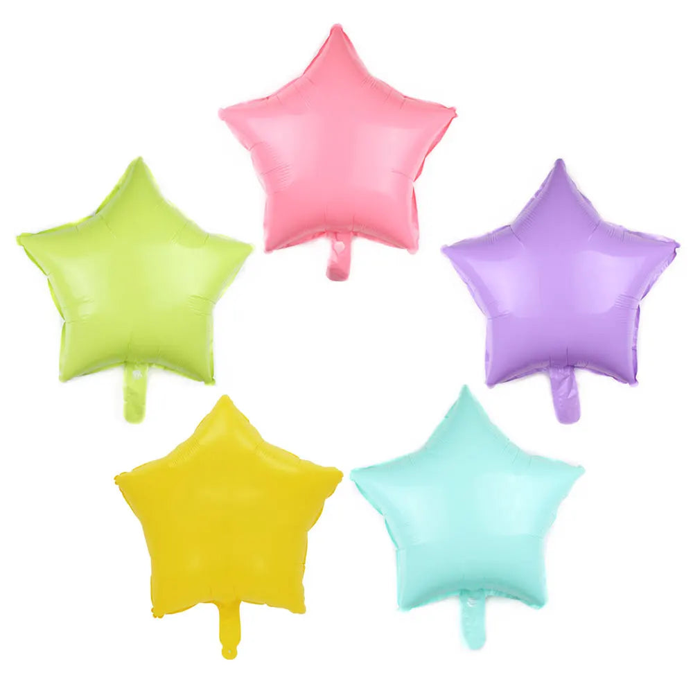 Un set de dix ballons en feuille d'or à étoiles dans diverses nuances de jaune et or.