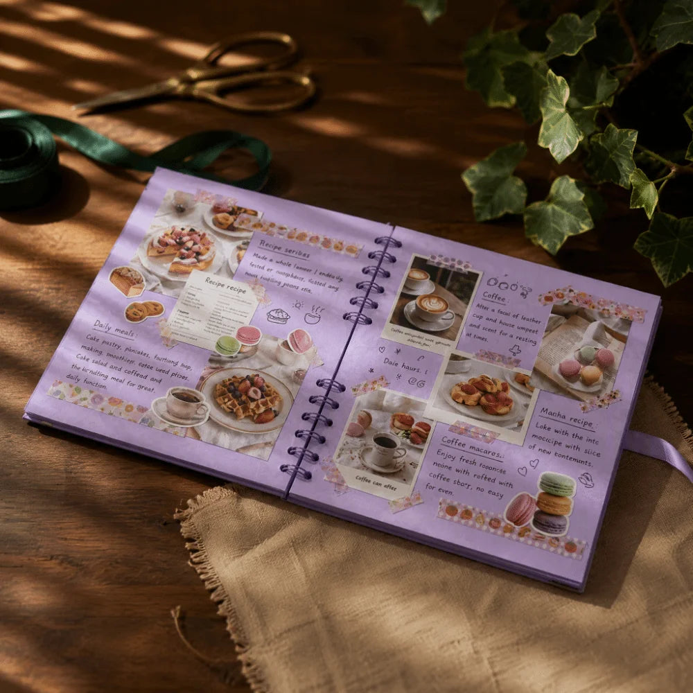 Bloc-notes photo lay-flat violet avec pages lignées et illustrations décoratives sur une surface en bois.