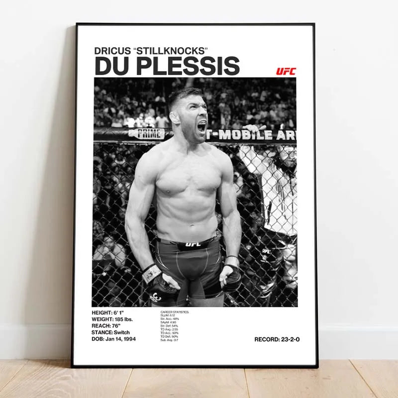 Foto en blanco y negro de exluchador de UFC Dricus Du Plessis en postura de lucha
