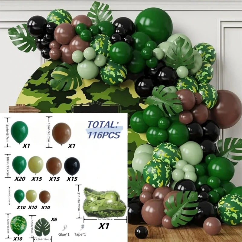 Collection de ballons en feuille verte, noire et marron, disposés en forme de couronne sur fond camouflage.