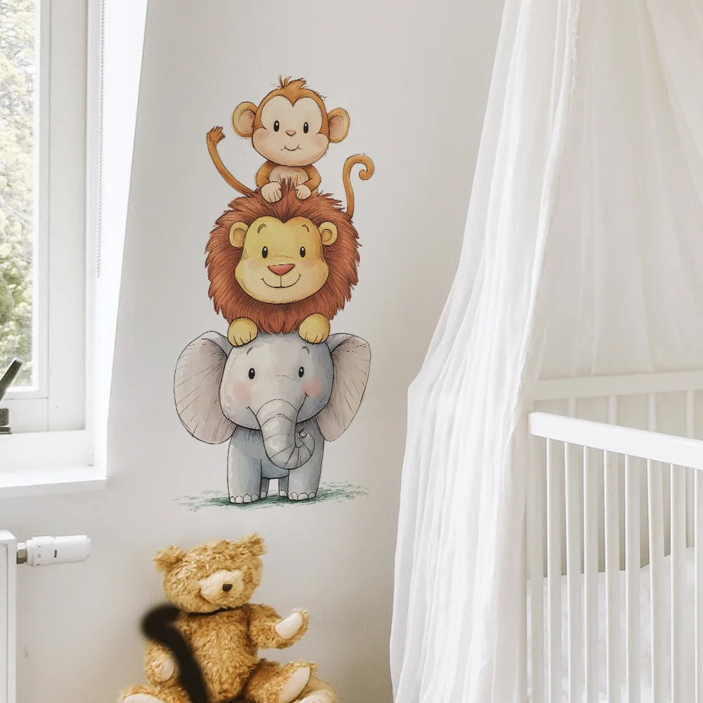 Wandsticker mit Löwe und Baby-Affe auf weißer Wand.