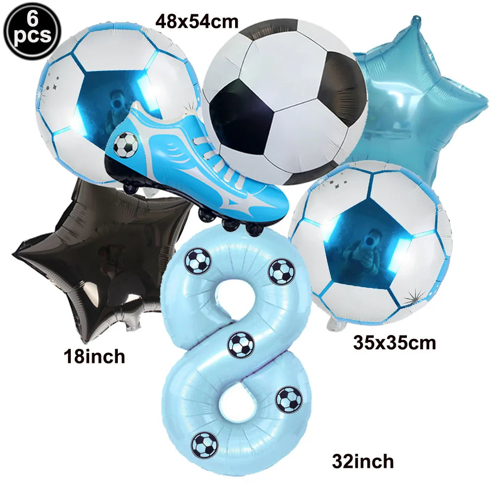 Un set de six ballons de football bleus clairs avec des motifs de ballon, et un grand ballon argenté en forme de huit