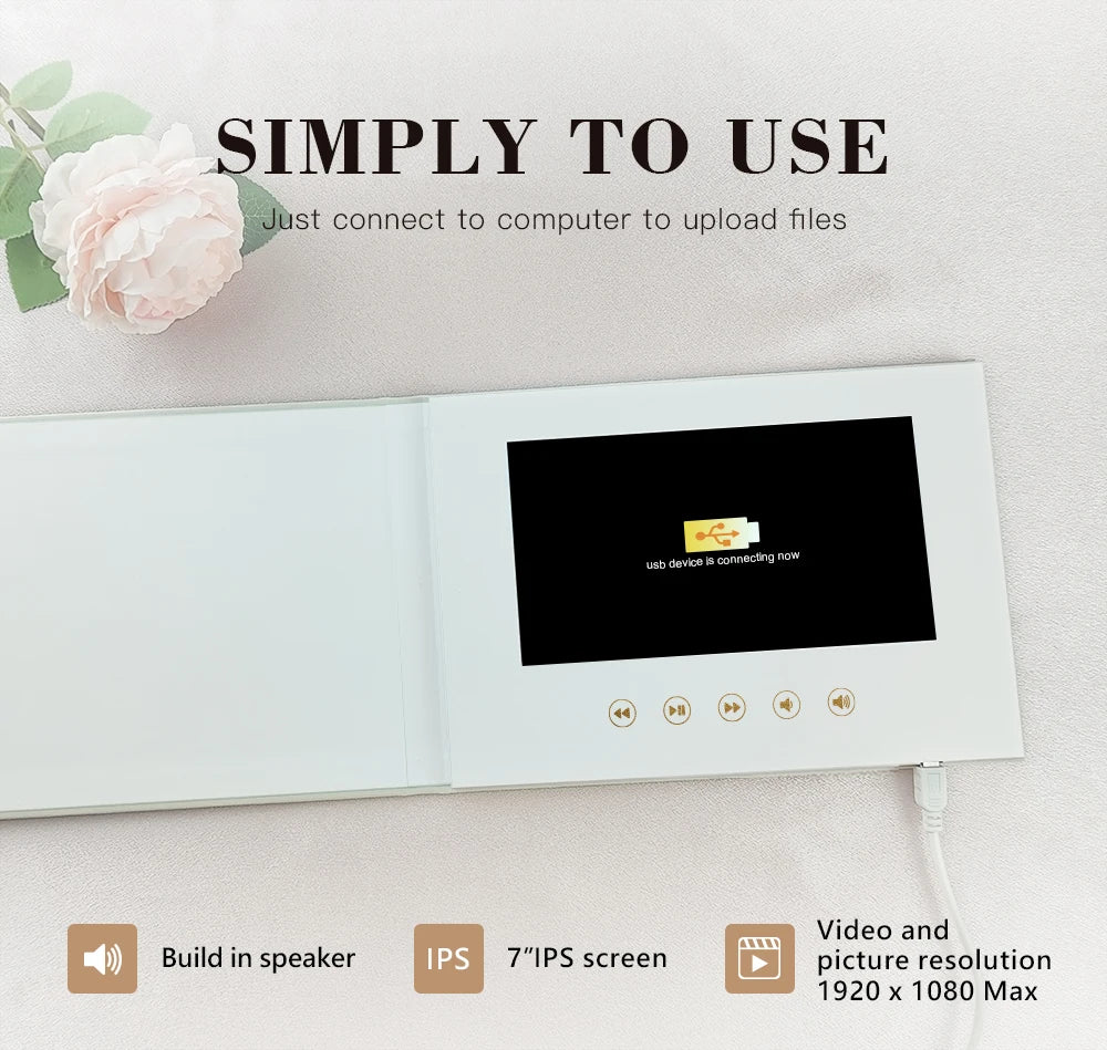 ألبوم فيديو أبيض بشاشة تُظهر توصيل جهاز USB، وبجانبه نص يصف عمليات تحميل الملفات البسيطة.