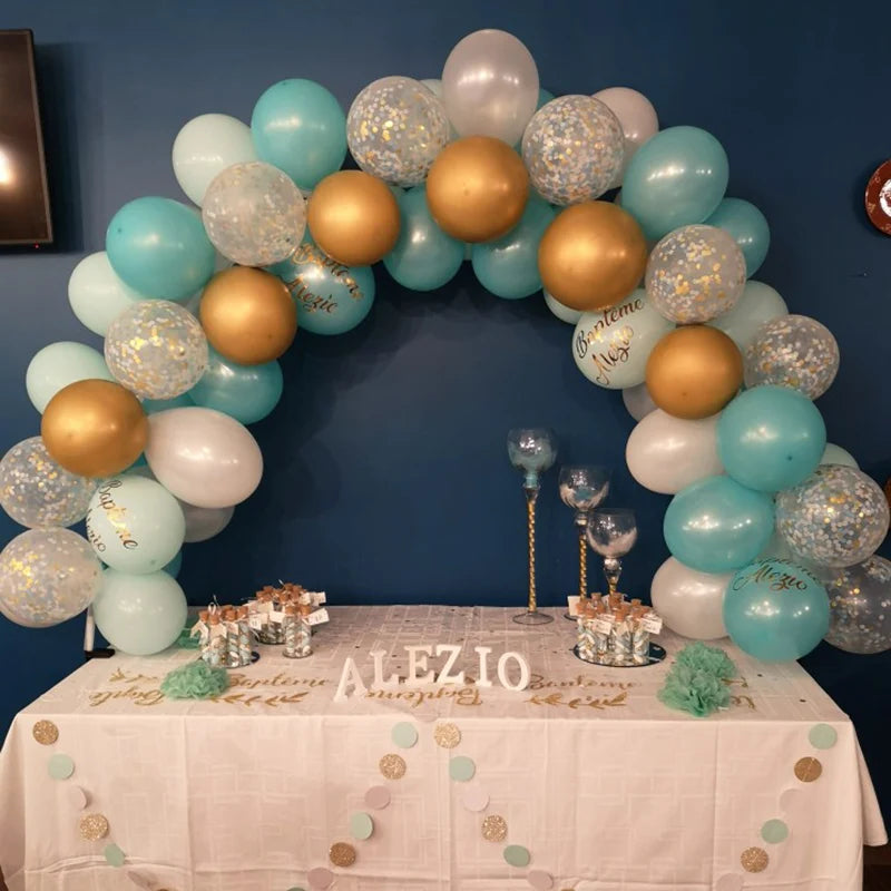 Décoration en arche de ballons bleu clair et or.