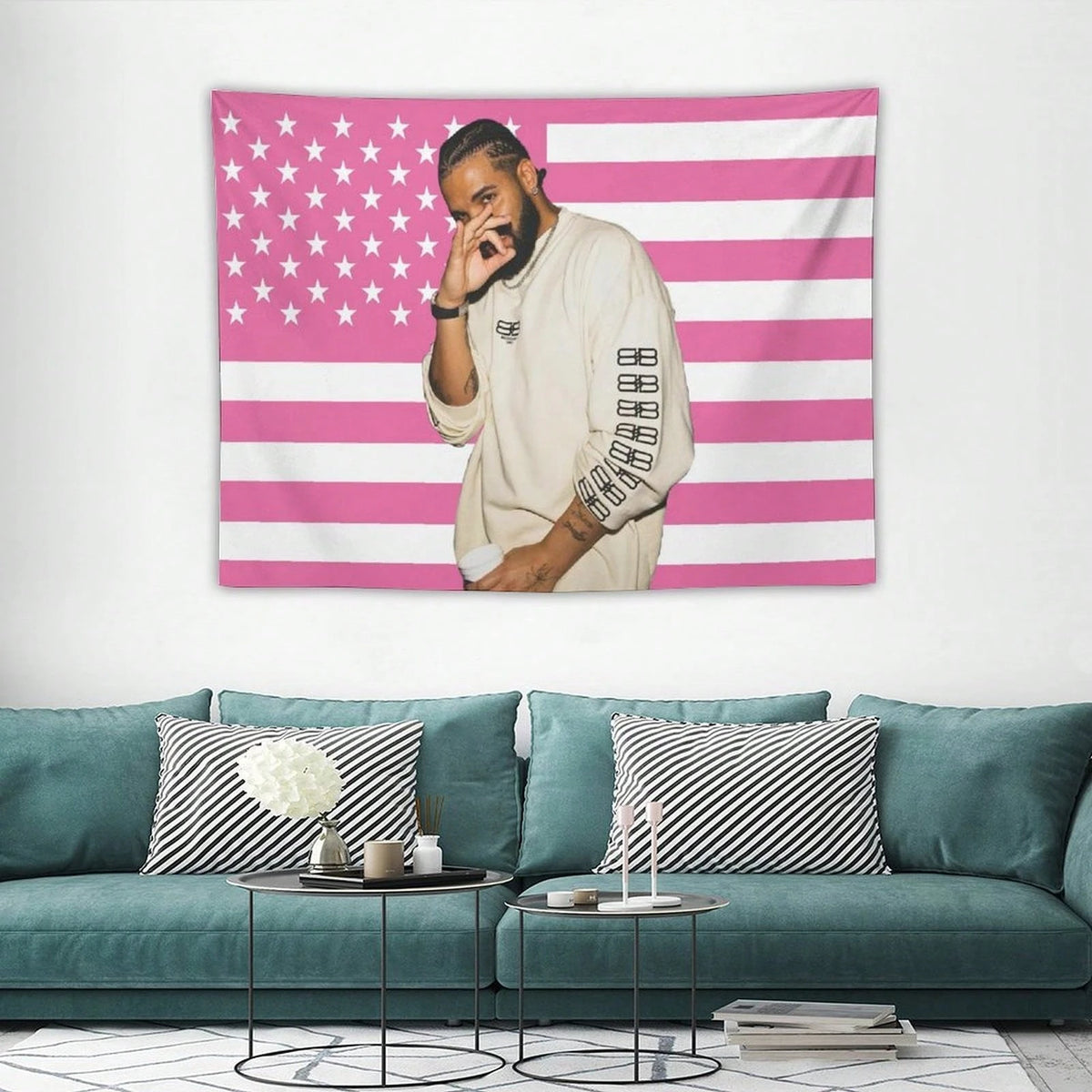 Un homme en chemise claire devant une décoration murale de drapeau américain rayé rose et blanc.