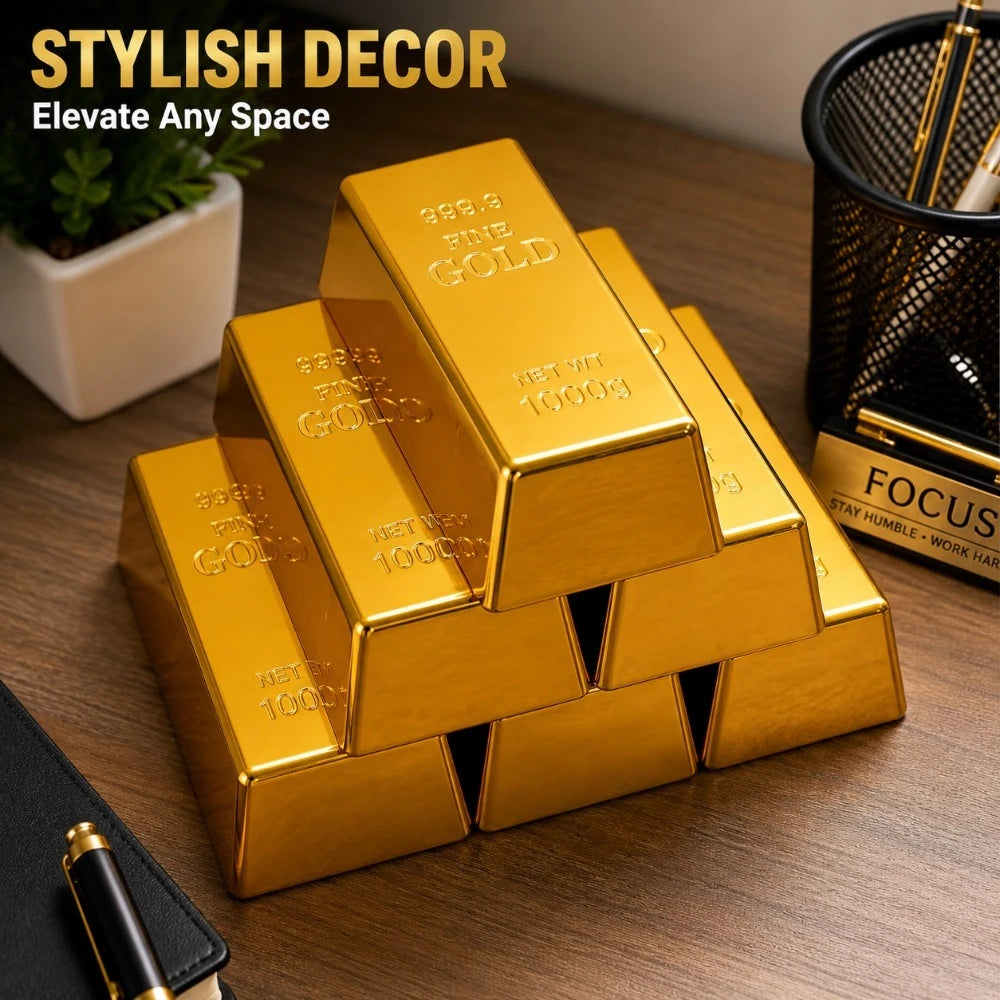 Una pila de barras de plástico dorado brillante usadas como decoración o pesas de papel sobre una superficie de madera.