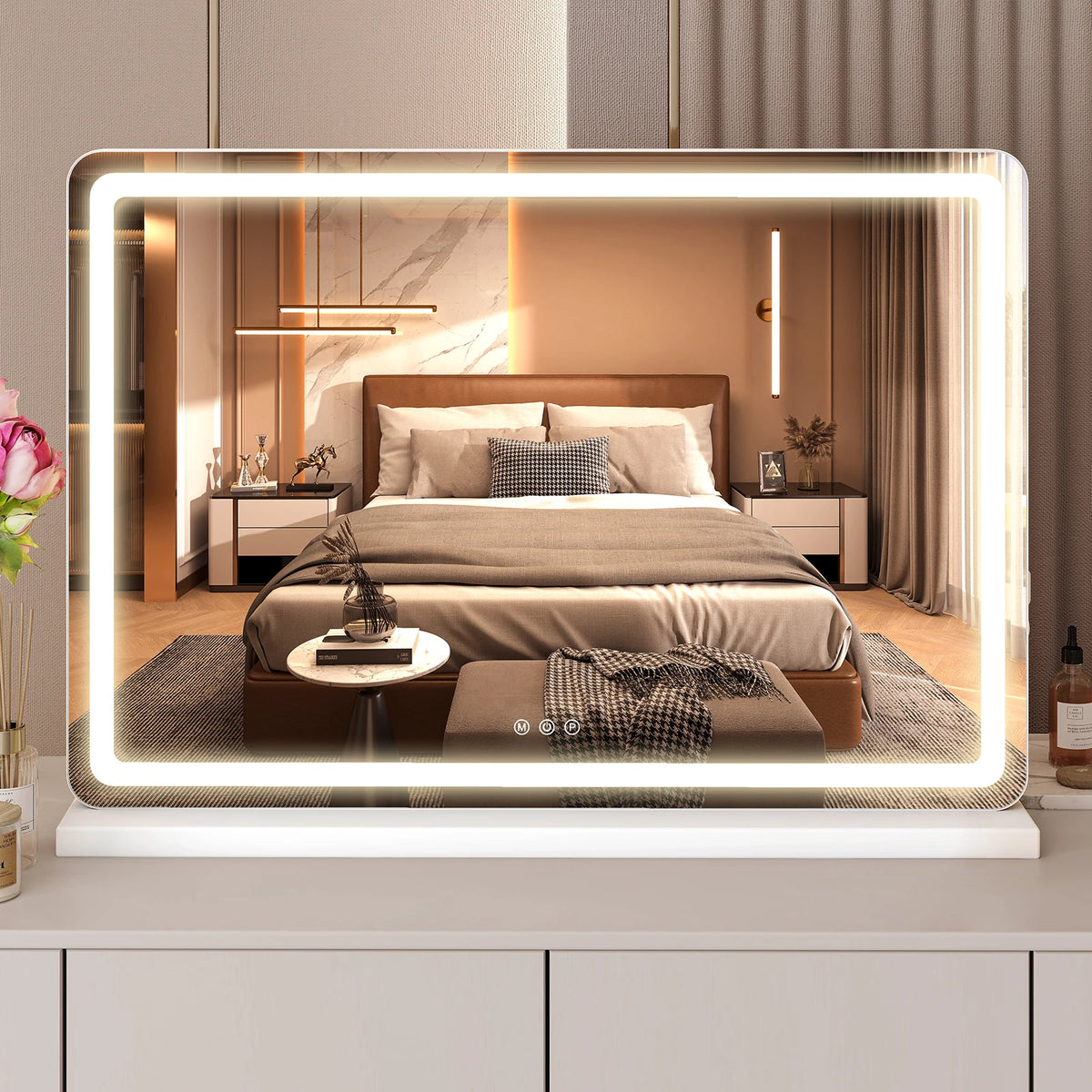 Rechteckliches dimmbares LED-Frisiertischspiegel mit leuchtendem Rahmen, der ein Schlafzimmer-Interieur reflektiert.