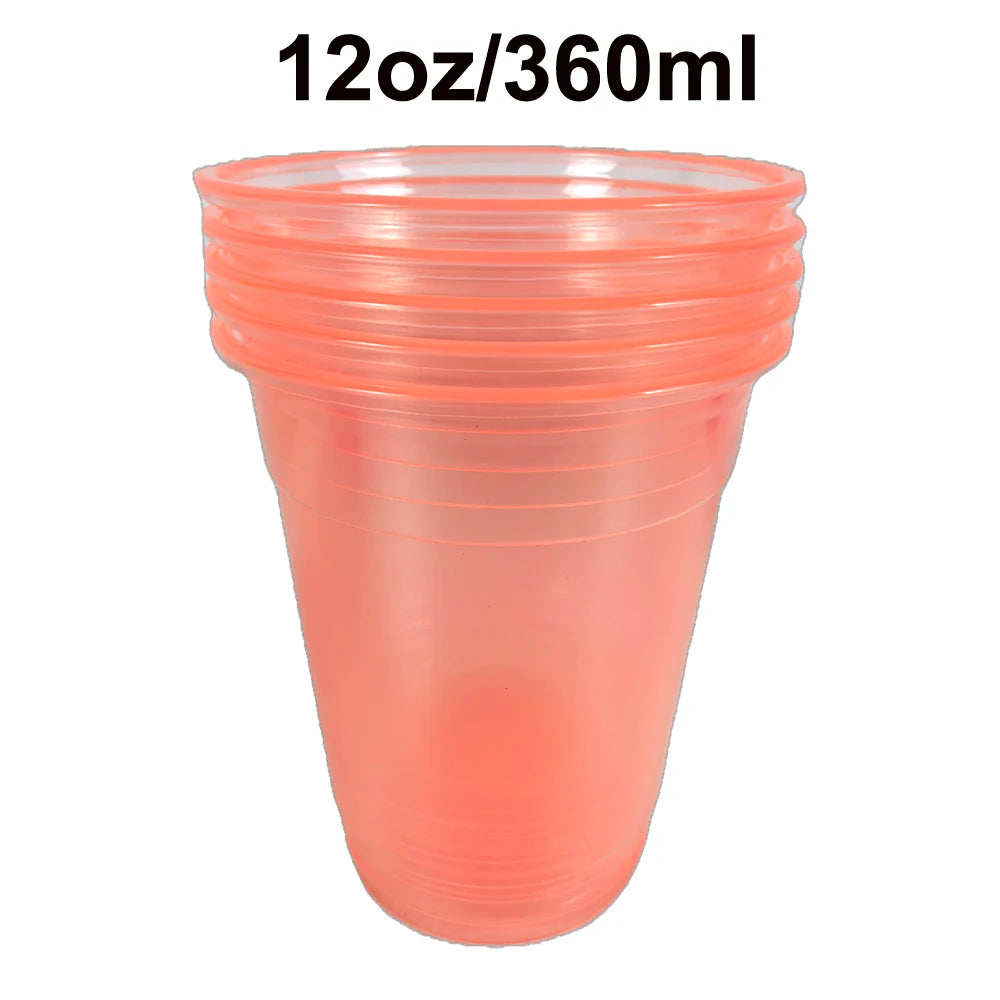 Une tasse en plastique orange clair avec un rebord côtelé et un corps effilé.