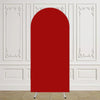 Arco de fondo elástico rojo sólido exhibido contra una pared blanca con molduras decorativas.