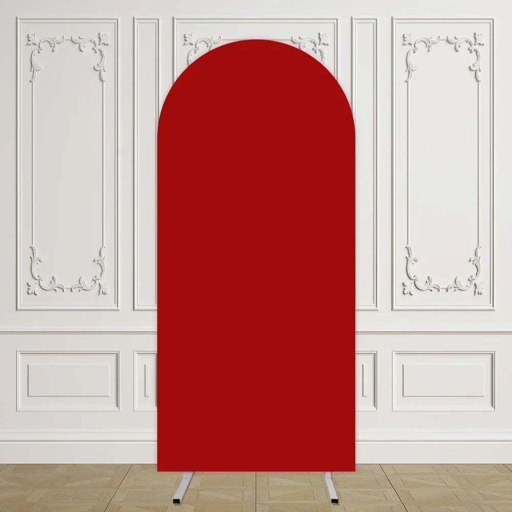 Arco de fondo elástico rojo sólido exhibido contra una pared blanca con molduras decorativas.