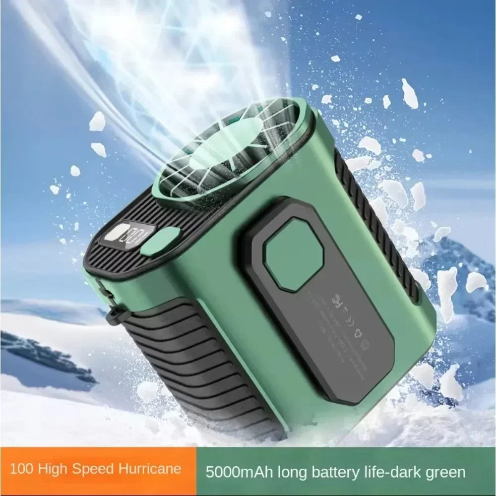 Ventilateur portable vert foncé avec grille, présenté sur un fond enneigé et glacé.