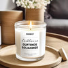 A jar of Niimbot Edbeere Duftende Sojakerze candle sitting on a wooden tray.