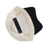 Casquette de baseball style camion beige brodée avec une visière noire.
