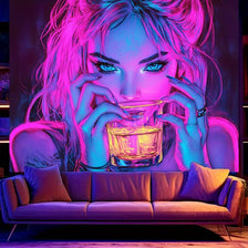 Retrato de cerca de una mujer con cabello rosa neón y azul, sosteniendo un vaso de líquido en un ambiente oscuro.