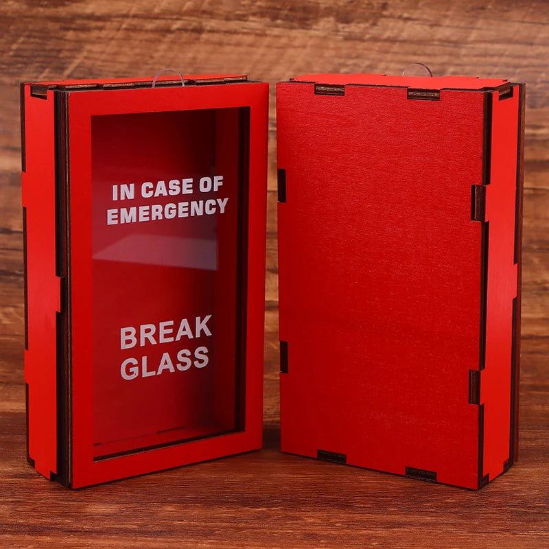 Caja de regalo roja etiquetada como 'En caso de emergencia, vidrio roto', diseñada para un regalo divertido por robo.