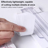 Une main utilise une coupe-papier multifonction blanche pour couper plusieurs feuilles de papier.