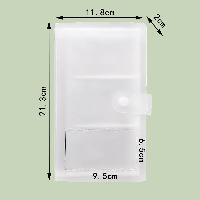 Álbum de fotos de plástico transparente, dimensiones 11.8x21.3 cm y un inserto de 6.5 cm.