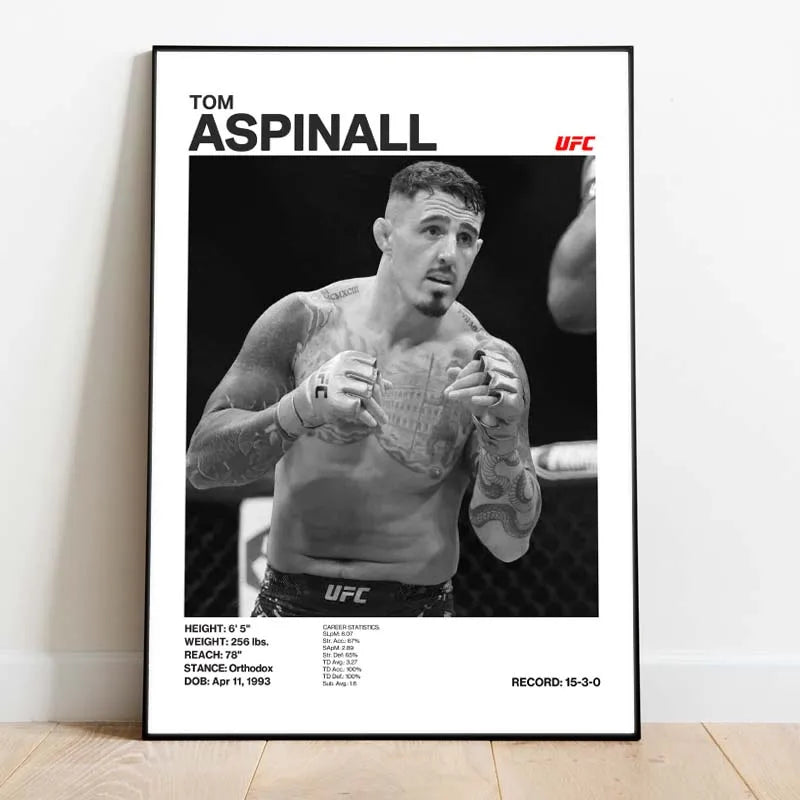 Retrato en blanco y negro del luchador Tom Aspinall en un entorno de UFC.