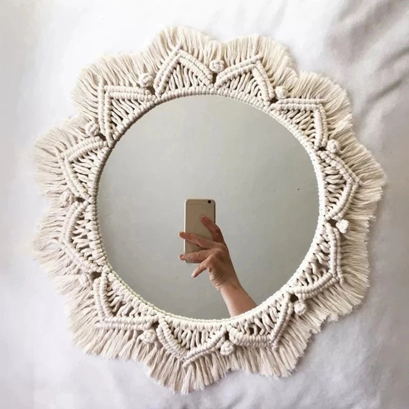 Miroir macramé rond à bordure géométrique frangée, affiché sur fond blanc.