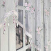 Elegantes Dreieckstüll-Vorhang mit rosa Blumenstickerei und Perlentropfen auf einem weißen Holzfensterrahmen