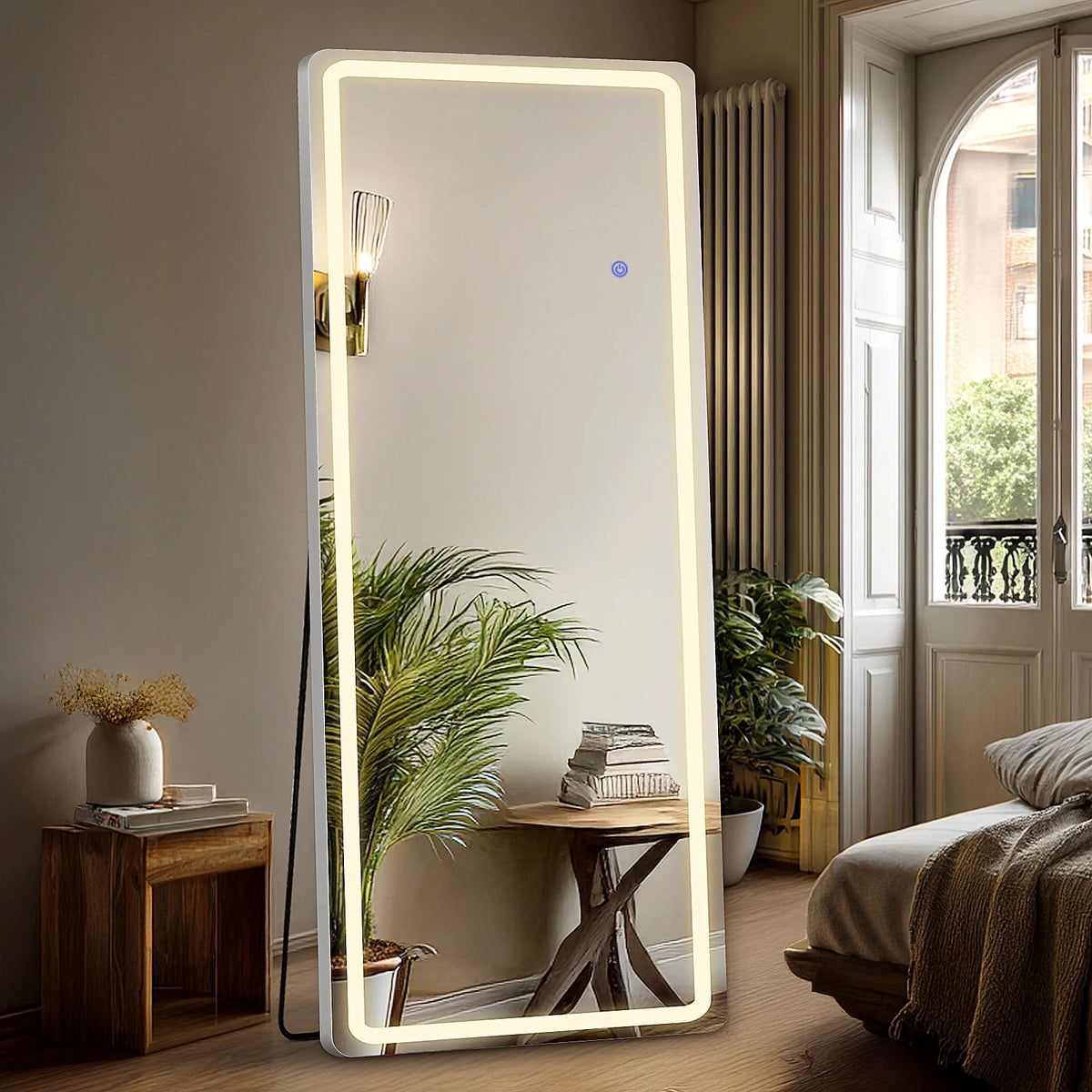 Miroir mural LED anti-éclats de grande taille avec bord lumineux dans une pièce moderne.