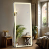 Miroir mural LED anti-éclats de pleine longueur avec bord lumineux dans une pièce moderne.