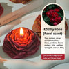 Ebonyrose-Duftkerze in pinker Keramikhalter mit getrockneten Rosenblättern und Etikett