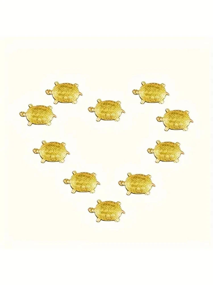 Eine Sammlung von elf goldenen Geld-Schildkrötenfiguren in einem Kreis angeordnet.