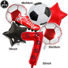 Un set de six ballons de soccer rouges et noirs, incluant un ballon, une botte et un ballon de numéro.