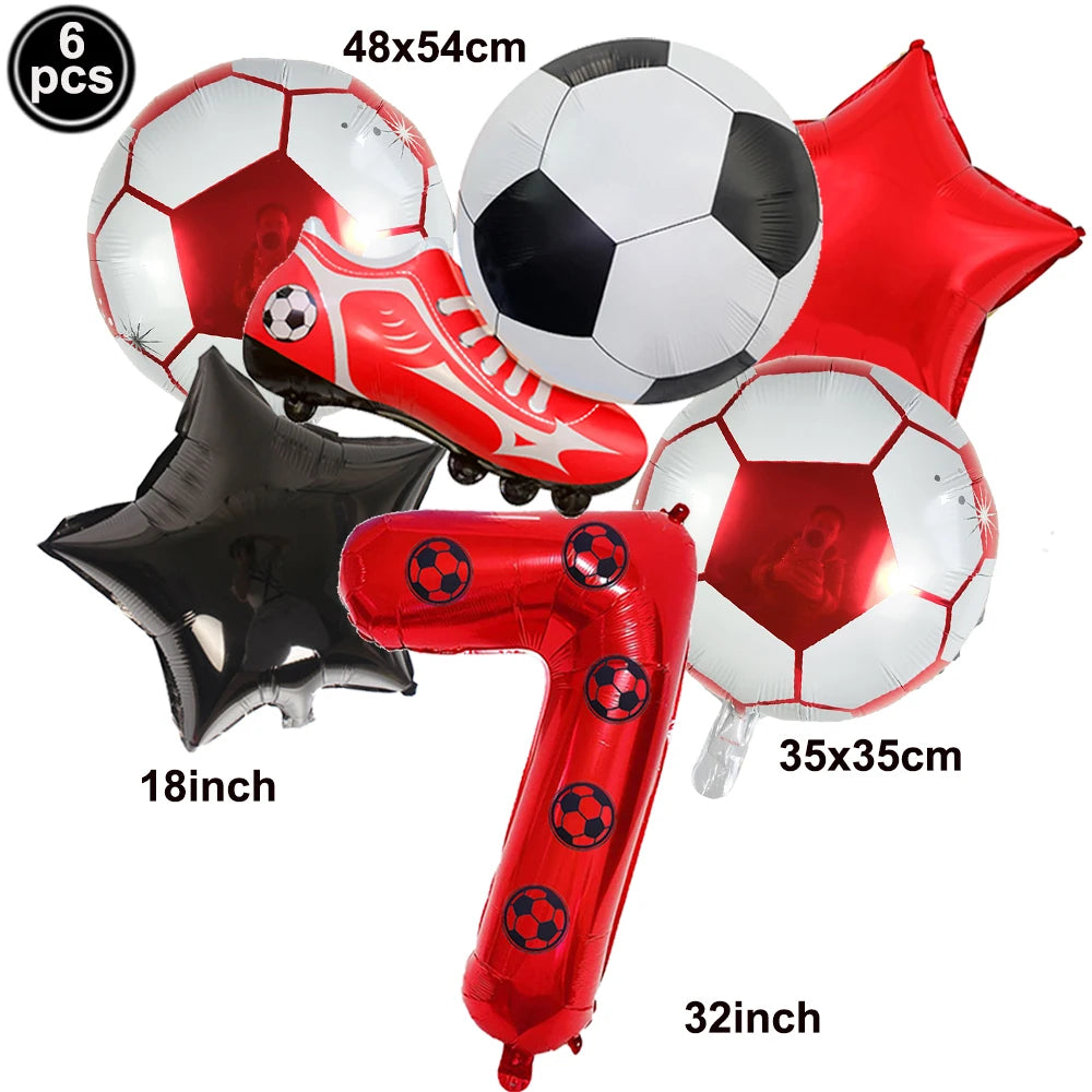 Un set de six ballons de soccer rouges et noirs, incluant un ballon, une botte et un ballon de numéro.