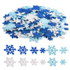 Une pile de autocollants de flocons de neige en mousse adhésifs bleu et blanc pour la création et la décoration.