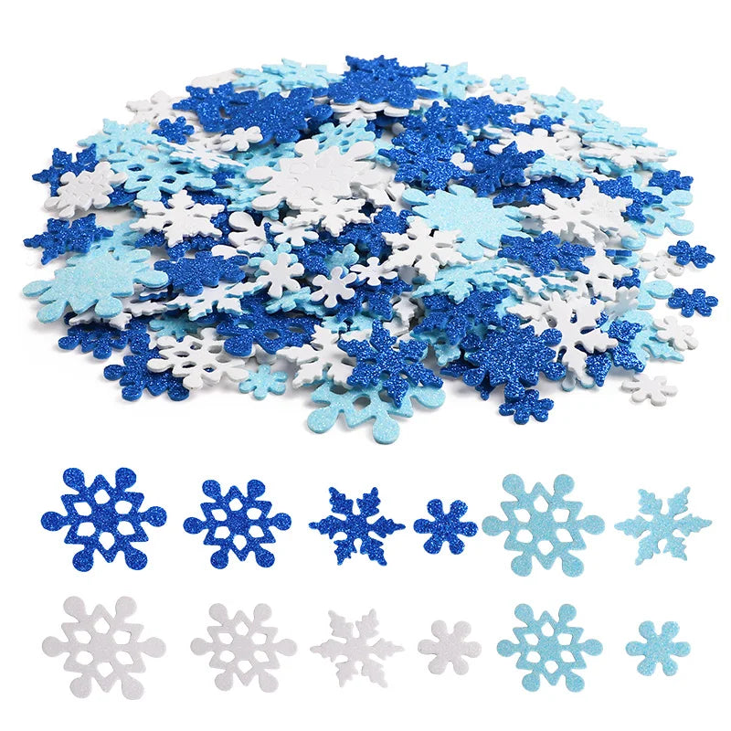 Une pile de autocollants de flocons de neige en mousse adhésifs bleu et blanc pour la création et la décoration.