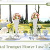 Goldkristall-Trompetenblumenvase als Mittelpunkt bei einer Outdoor-Hochzeit.