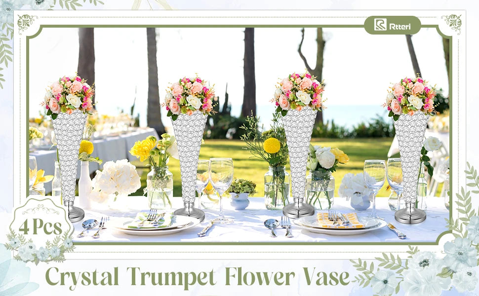 Goldkristall-Trompetenblumenvase als Mittelpunkt bei einer Outdoor-Hochzeit.