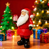 Adorno de Santa Claus de resina con barba blanca y traje rojo sobre una superficie de madera junto a regalos navideños.