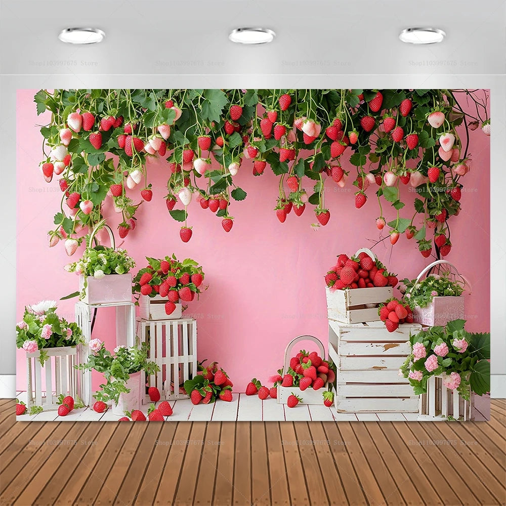 Rosa Wandhintergrund mit üppigen grünen Erdbeerranken und roten Früchten für eine Geburtstagsfeier.