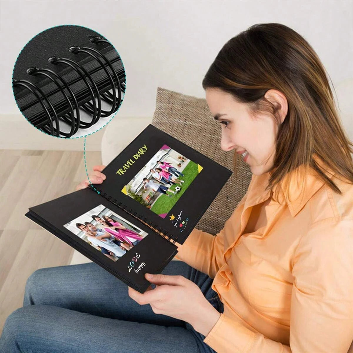 Una mujer mira un álbum de fotos negro titulado Diario de Viajes con fotos coloridas dentro.
