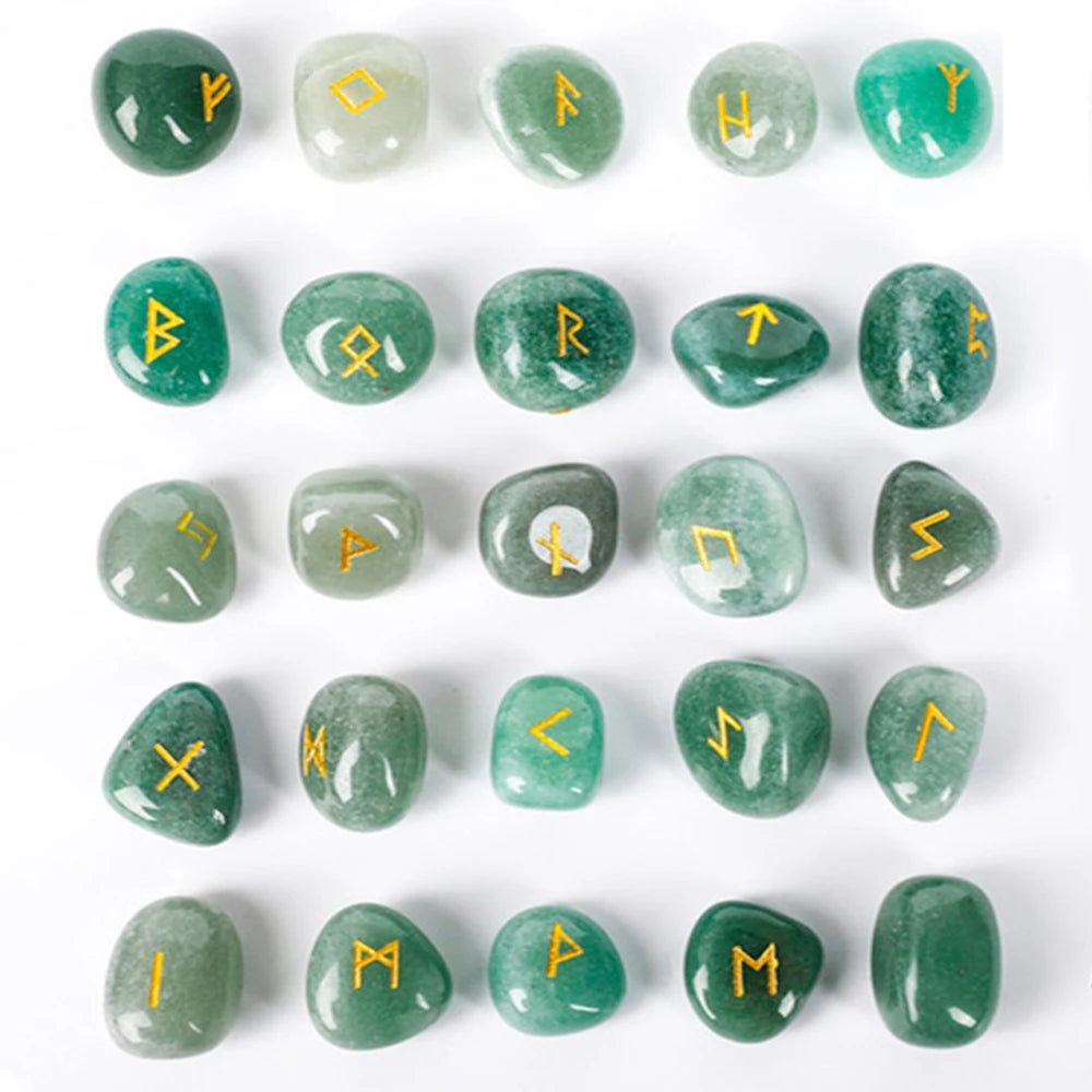 Una colección de 25 piedras rúnicas de cristal natural en varios tonos de verde y verde amarillento.