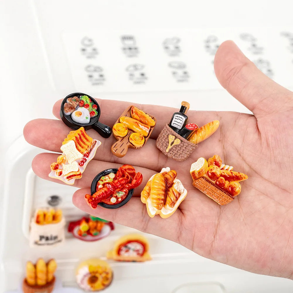 Une main tient un ensemble de aimants de réfrigérateur simulés avec divers aliments comme du fromage, de la viande et des pât