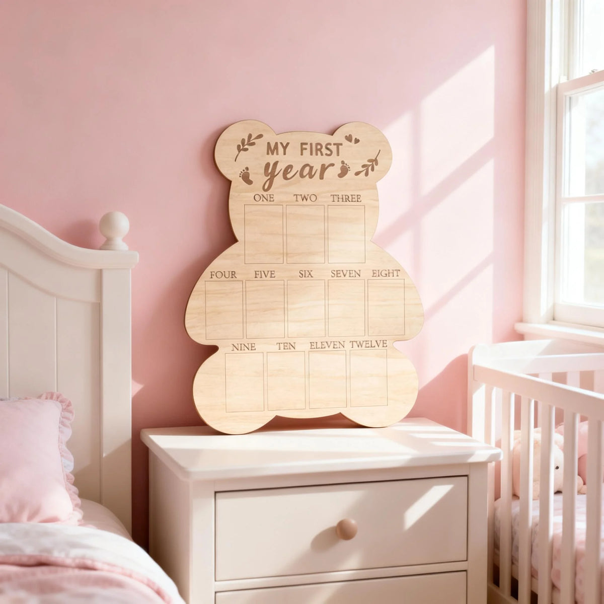 Panneau d'affichage de félicitations en forme d'ours en bois, avec des sections numérotées de un à douze.