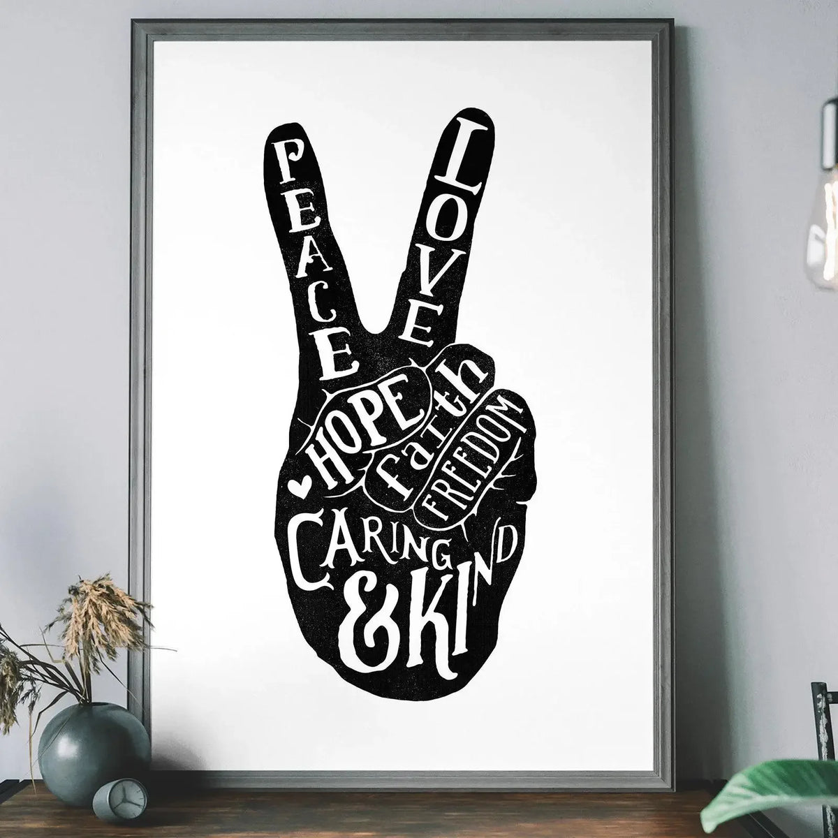 Arte de signo de la mano negra en lienzo blanco enmarcado en plata.